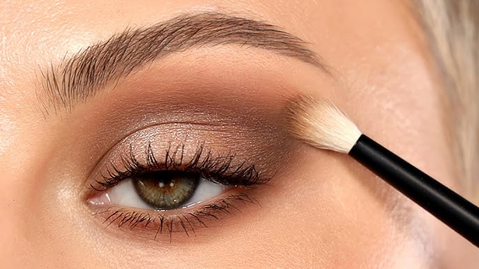 Makeup Artists Say These Are The 3 Worst Eyeshadow Mistakes Women Over 40 Could Be Making 👁️✨